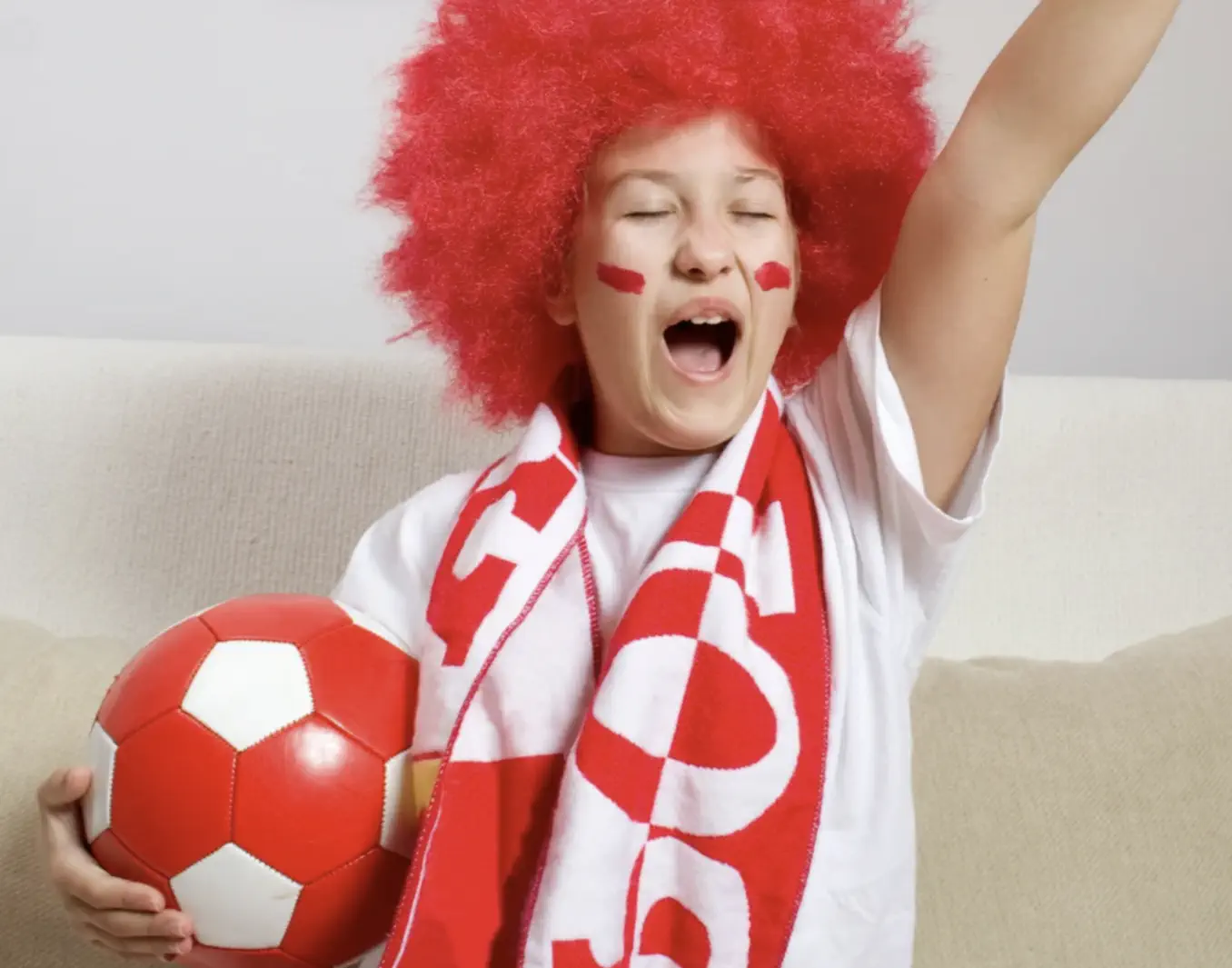Child cheering in Regnis colors