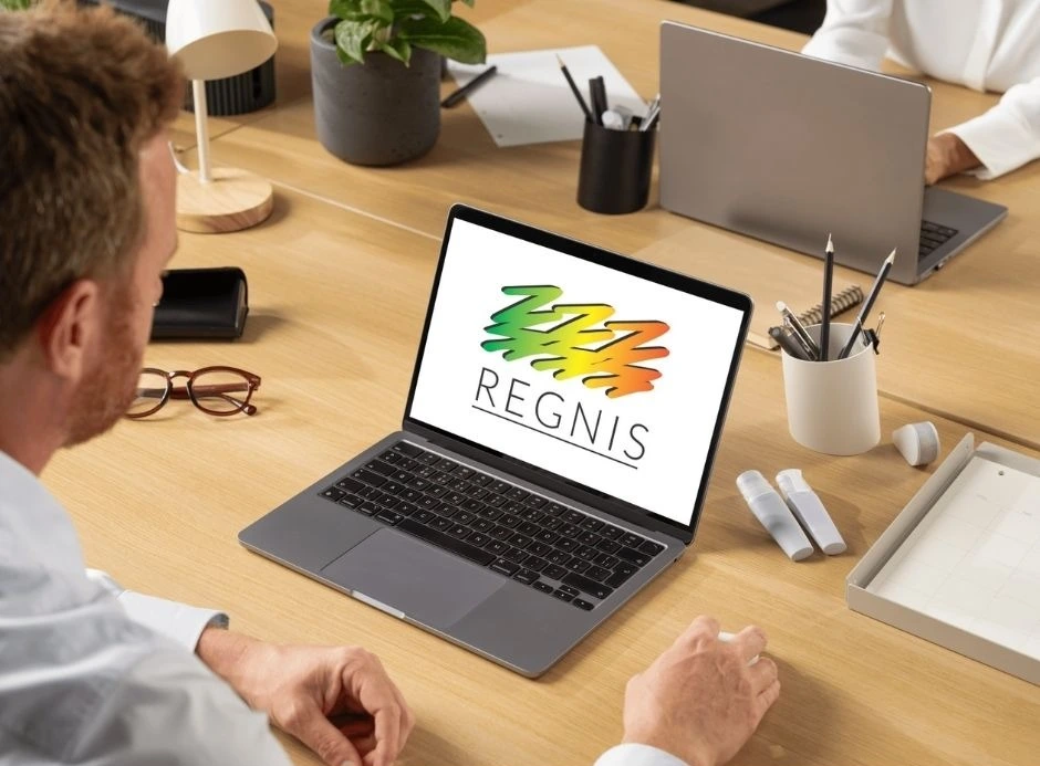 Contact Regnis - personalized knitwear